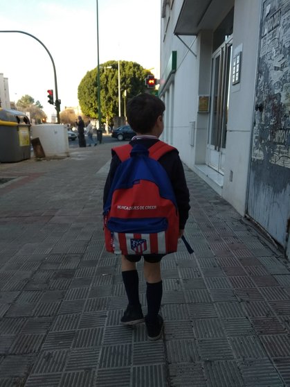 Antonio con su mochila, camino del colegio
