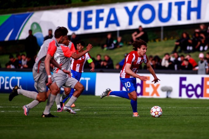 Serrano controla un balón ante el Salzburgo