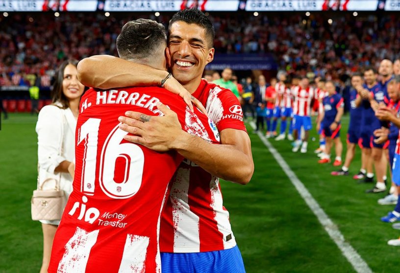 Suárez se abraza Héctor Herrera / Foto: ATM