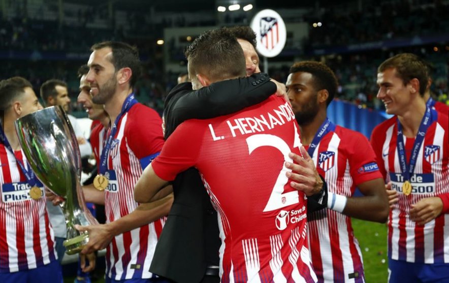 Simeone se abraza a Lucas tras ganar al Real Madrid la Supercopa de Europa 2018 / Foto: ATM