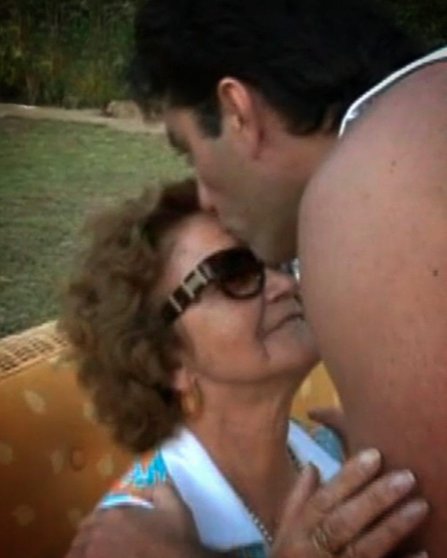 Paulo Futre besa a su madre, María Augusta