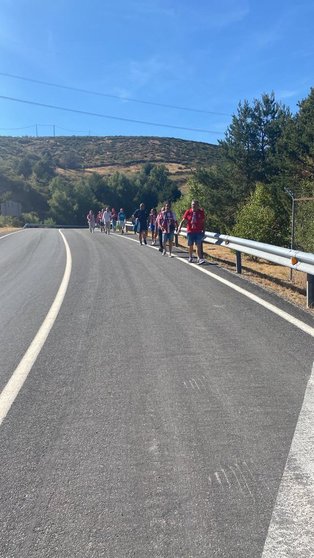 Los integrantes de la Peña Gamonal recorren a pie la carretera hasta Madrid / Foto: MA