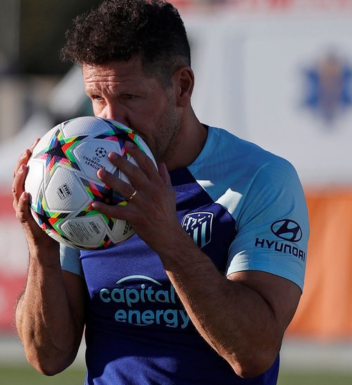Simeone besa al protagonista siempre, el balón / Foto: ATM