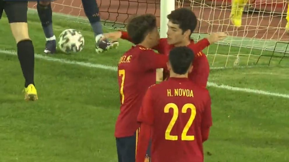 Riquelme y Camello celebran un gol con España / Foto: Captura Tv