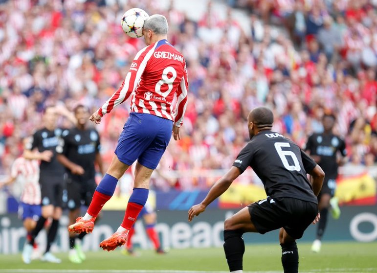 Griezmann remata una de las numerosas ocasiones del gol del Atlético / Foto: ATM