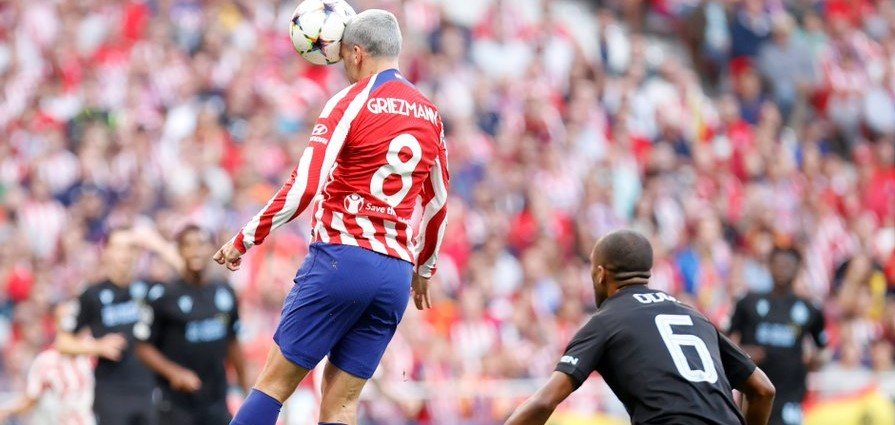 Griezmann remata una de las numerosas ocasiones del gol del Atlético / Foto: ATM