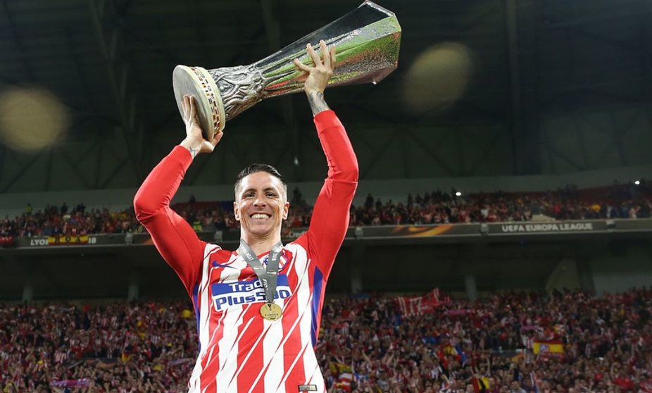 Fernando Torres, con el trofeo de la Europa League 2018 / Foto: ATM