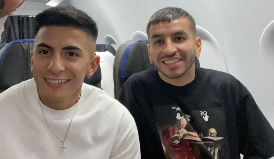Correa y Almada, en el avión a Catar