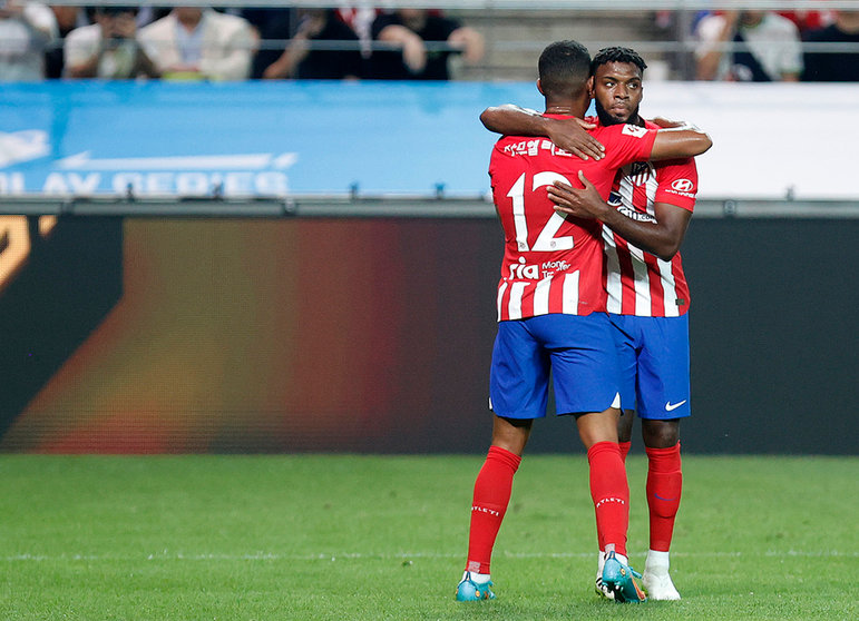 Lemar y Limo se abrazan tras el primer gol rojiblanco / Foto: ATM