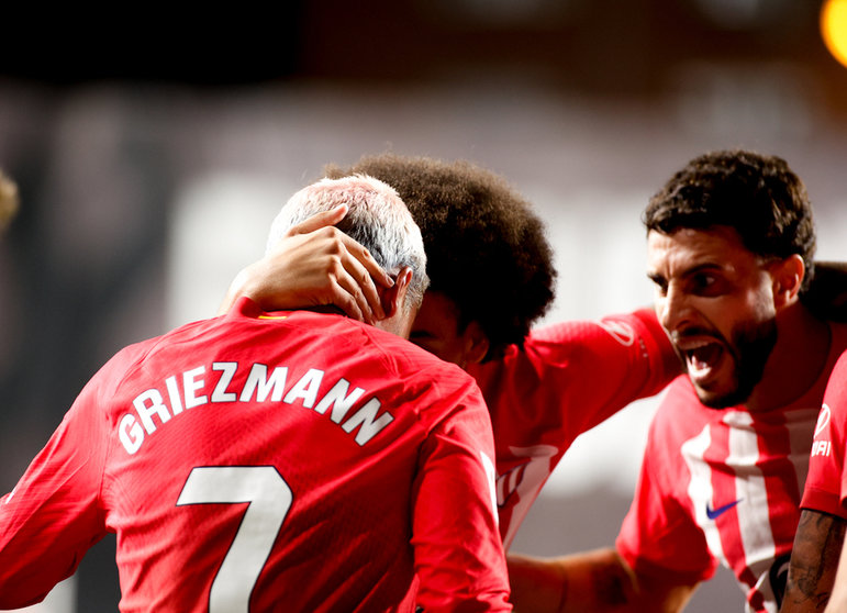 Griezmann celebra su gol con Hermoso y Witsel / Foto: ATM