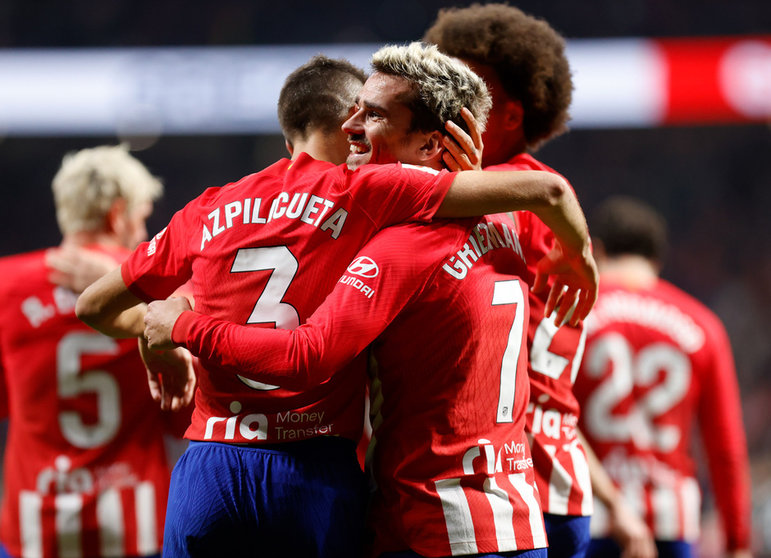 Griezmann, abrazado por sus compañeros tras el gol / Foto: ATM