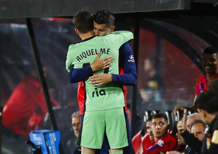 Morata se abraza a Riquelme / Foto: ATM