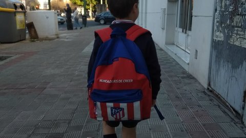 Antonio con su mochila, camino del colegio